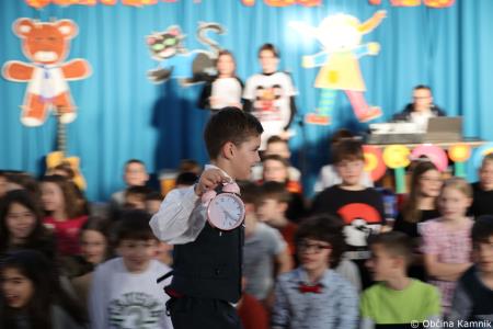 Otroci Osnovne šole Marije Vere so pozdravili pomlad in se spomnili knjižnih junakov (36)